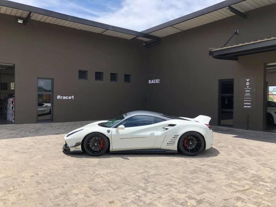  Ferrari 488 GTB by Liberty Walk and RACE! 2017 года  (фото 3 из 21)